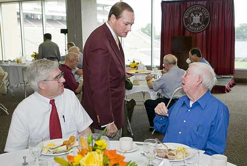 President Keenum (c) was featured speaker recently for a breakfast meeting of the Association of Retired Faculty.