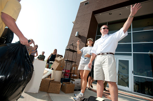 President Keenum helps students move into the residence halls.