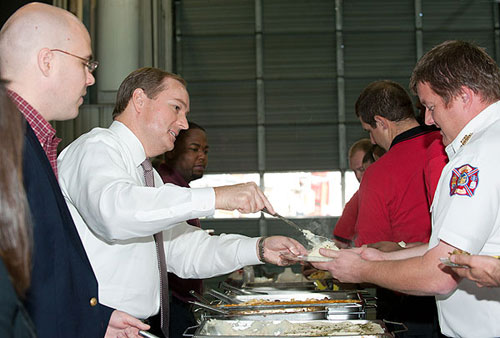 President Keenum serves Thanksgiving lunch to Starkville firefighters.