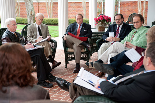 Dr. Keenum meets with members of the Faculty Senate at his campus residence.