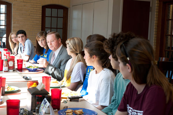 President Keenum has lunch with Freshman Council in Perry Cafeteria.