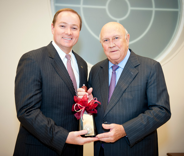 Dr. Keenum presents a cowbell to F.W. de Klerk during his visit to campus.