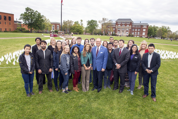President Keenum with students, faculty, and staff on the Drill Field for Graduate Student Appreciation Week.