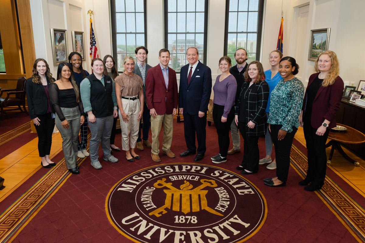 13 Veterinary Medicine Bardsley Scholars pose with Associate Dean for Academic Affairs Jack Smith and President Mark Keenum.