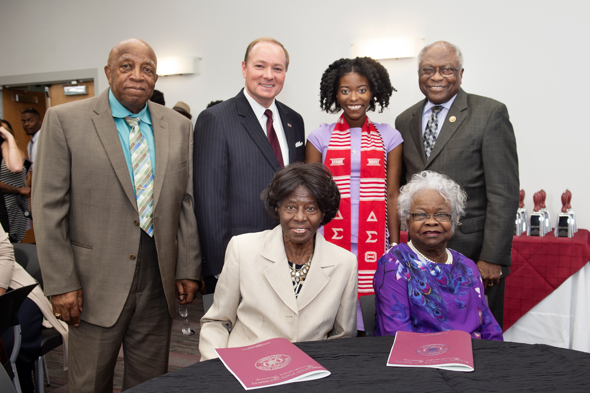 President Keenum poses for a photo with 4.0 student Sydney Reed, her grandfather, U.S. Representative Jim Clyburn, and family.