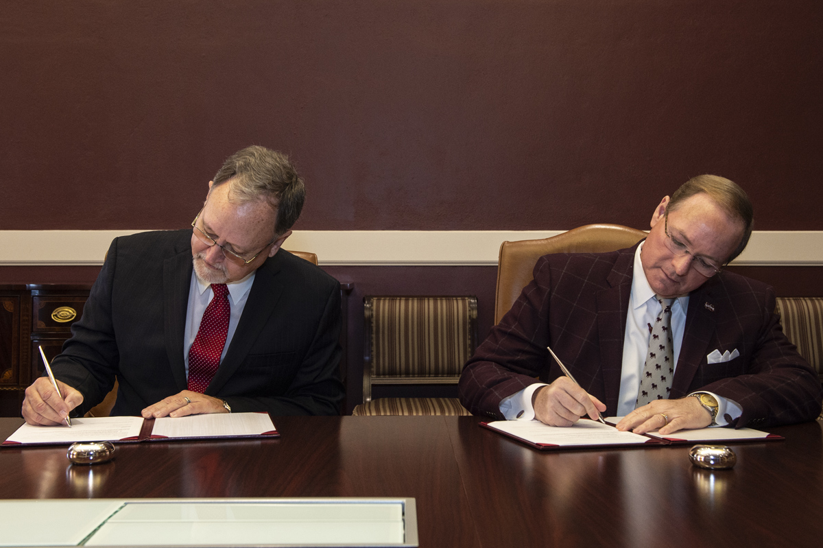 Mississippi State President Mark E. Keenum, right, and Mississippi Delta Community College President Larry Nabors sign agreement